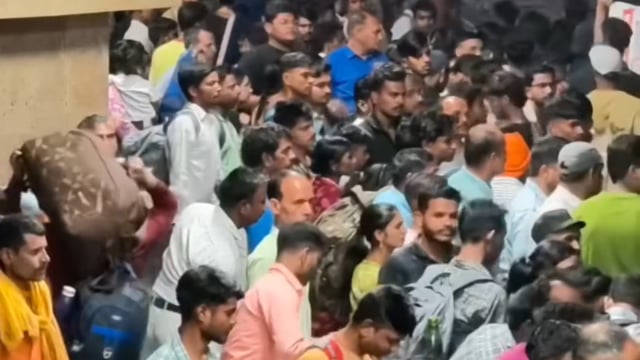 यूपी बिहार वाले गैस के चक्कर में मुंबई छोड़कर भाग रहे हैं