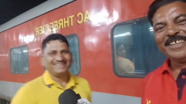 रेलवेस्टेशनजबहमअपनेसाथी अधिकारीसेमिलनेपहुंचे तो हमे बतायाएक आदमी3दिन सेयही पड़ाहैहमने तुरंत पुलिसको सूचितकियापुलिसनेतुरंत एक्शन किया सराहनीयकार्य