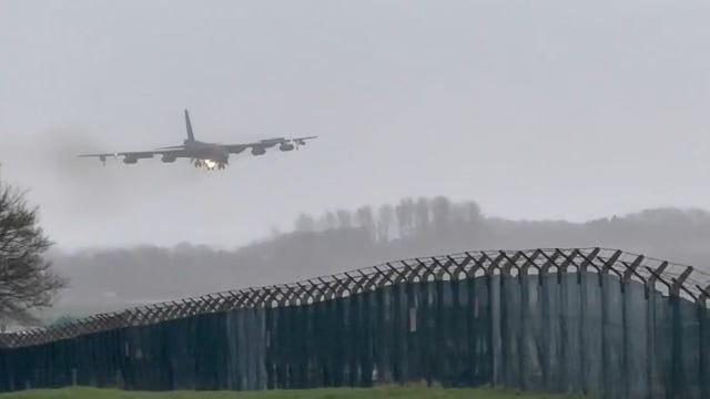 🔴......मिडिल ईस्ट तनाव के बीच ब्रिटेन में अमेरिकी बमवर्षकों की तैनाती बढ़ी_*
ब्रिटेन के फेयरफोर्ड एयरबेस पर अमेरिका के 6 B-52 Stratofortress लंबी दूरी के बमवर्षक तैनात हो चुके हैं। इसके अलावा यहां पहले से 12 B-1 Lancer रणनीतिक बमवर्षक मौजूद हैं।
बताया जा रहा है कि इस एयरबेस से मध्य पूर्व के संभावित सैन्य मिशनों की दूरी कम पड़ती है। इसी बीच डोनाल्ड ट्रंप ने अगले हफ्ते ईरान पर भीषण हमले की चेतावनी दी है।