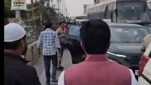 माजी मंत्री आमदार संजय बनसोडे यांनी ताफा थांबवून अपघात ग्रस्तांना केली मदत