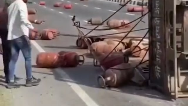 .▶️...Ajmer - जयपुर नेशनल हाईवे पर सिलेंडरों से भरा ट्रक पलटा…हाइवे पर गैस भरे सिलेंडर बिखरे..!!*