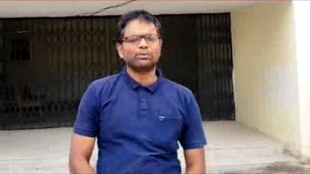 अम्बेडकर नगर_ आलापुर आयुर्वेदिक चिकित्सालय पर स्वीपर देता है दवा