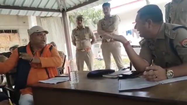 पीड़ित को हड़काने पर सीओ से भिड़े हिंदूवादी नेता
खुटार। थाना खुटार क्षेत्र के नरौठा देवीदास गांव में देवस्थल के पास रास्ते की जमीन पर अवैध निर्माण को लेकर शनिवार को थाने में विवाद की स्थिति बन गई। हिंदू युवा संगठन के प्रदेश संरक्षक व सेंट्रल बार एसोसिएशन के महासचिव राजेश अवस्थी