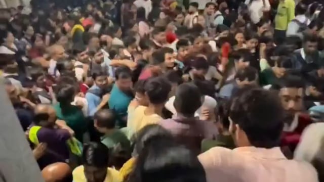 मुंबई ट्रेन मुंबई ट्रेन में भीड़