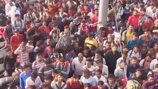 गुजरात में में गैस नहीं मिलने के कारण पब्लिक अपने गांव जा रहे हैं