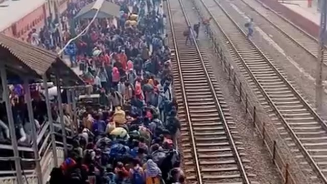 रेलवे स्टेशन उधना में गैस न मिलने के कारण लोग अपने गांव को जा रहे हैं