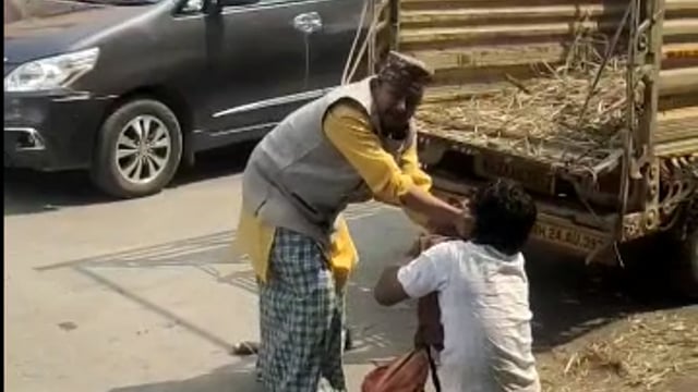 उदगिरात 500 रुपयांसाठी दोन भिकाऱ्याच  भांडण पहा,व्हिडीओ सोशल मीडियावर व्हायरल