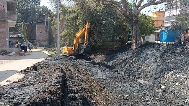 सिरदला में डोजर से पइन की उड़ाही किसानों को मिलेगा सिंचाई का लाभ