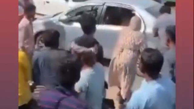 मथुरा में एक महिला ने साधु पति की जमकर कुटाई कर गम्भीर घायल किया
 महिला का पति साधु सॉफ्टवेयर इंजीनियर था और जिनके दो बेटे हैं ,15 साल पहले यह अपने ऑफिस में काम करने वाली एक महिला के साथ भाग  गया और घर वालों से सारे संबंध तोड़ दिया थे जिसके कुछ समय बाद उस महिला ने इसे छोड़ दिया तब यह साधु बन गया,और साधु बनकर मथुरा आया,जिसकी पहली पत्नी के बेटों को भनक लग गई, सड़क पर साधु की पत्नी ने बेटों के साथ मिलकर उसको सड़क पर झाड़ू और लात घूंसों  से कूटाई कर गम्भीर घायल कर दिया,