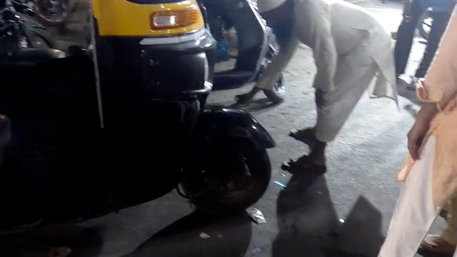 वाहनधारकांनो सावधान जय जवान चौकात उभा असलेला ऑटोच्या चाकात निघाला साप