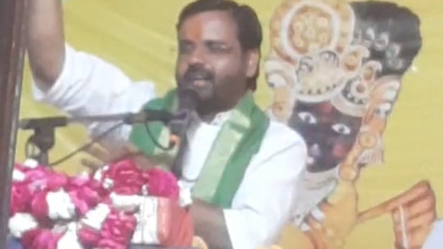 ▶️......श्रीमद् भागवत कथा का समापन: राधा रमण शास्त्री जी महाराज ने कृष्ण-रुक्मिणी जी राज में फूलों की होली खेली/मथुरा-वृंदावन, १५ मार्च २०२६: आज श्रीमद् भागवत कथा का आखिरी दिन था, जिसमें कथा व्यास पूज्य श्री राधा रमण शास्त्री जी महाराज (मथुरा-वृंदावन) ने भक्तों को दिव्य ज्ञान प्रदान किया। कथा के समापन पर विशेष उत्सव का आयोजन हुआ, part 4