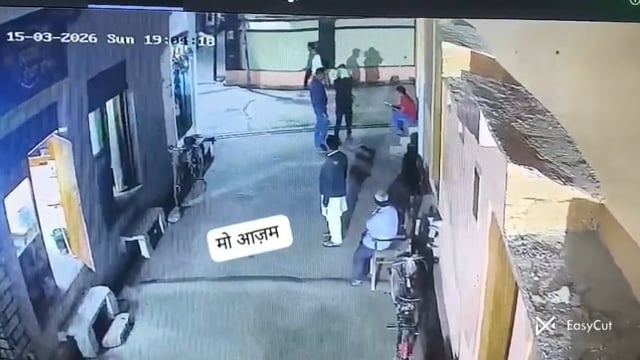 *जनपद मुजफ्फरनगर थाना चरथावल क्षेत्र मोहल्ला हलवाईया एक्सचेंज वाली गली का मामला बताया जा रहा है एक बेजुबान जानवर को एक युवक उठा उठाकर  पीठ रहा है,