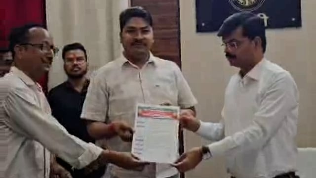 उ प्र उद्योगव्यापार प्रतिनिधिमंडल जिलाध्यक्षमहेशसोनी बीआरोंभवन के मरम्मत कीमांगगृहमंत्री सेकरतेहुए ज्ञापन एसडीएमको सौंपा