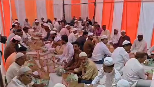 MANT- मथुरा में रमजान के 25 वें रोजे पर,हुआ सामूहिक रोजा इफ्तार,अमन चैन की मांगी, दुआ,,