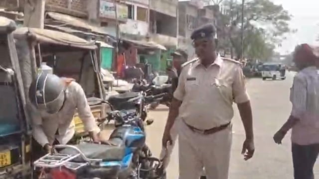 अमरपुर में पुलिस की सख्ती: सड़क पर रूके वाहन, डिक्की से लेकर ड्राइवर तक की हुई तलाशी