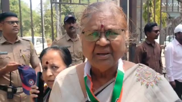 गॅस की किमती में बडोत्री के विरोध मे काँग्रेस ने डिस्ट्रिक्ट कले क्टर ऑफिस के सामने एक नाले मे गॅस की पाईप जोडकर गॅस जलाने की कोशिश की जला कर बोंब मारो आंदोलन कीया।