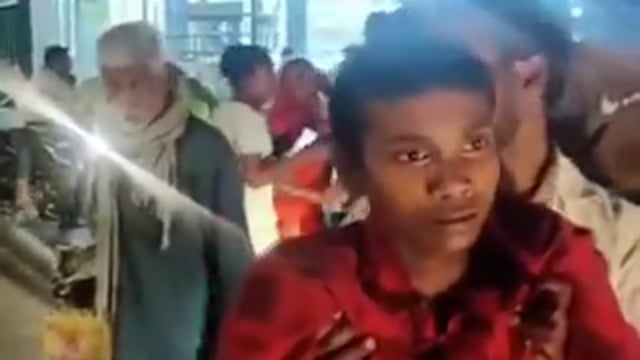 ▶️.....मिर्जापुर- चार महीने पहले कुत्ते के काटने के बाद पूरी एंटी-रेबीज वैक्सीन न लग पाने से बच्चे की हालत बिगड़ी, करन नाम का लड़का अचानक बीमार होकर कुत्ते जैसी आवाजें निकालने लगा, परिवार उसे पहले मंदिर ले गया जहां से लोगों की मदद से सीएचसी भेजा गया, डॉक्टरों ने इसे रेबीज के लक्षण बताया और बच्चे को जिला अस्पताल रेफर कर दिया, बताया जा रहा है कि दिव्यांग पिता आर्थिक तंगी के कारण केवल दो इंजेक्शन ही लगवा पाए थे,अब बचने की संभावना न के बराबर है