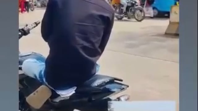 सतना गर्ल्स कॉलेज के सामने यह सड़क छाप मजनू बाइक पर बैठकर खुद को अक्षय कुमार का प्यूबिक हेयर समझ रहे थे 
हालांकि इनके बाप मजदूरी ही करते होंगे और बेटा मजनू गिरी कर रहा है
 पुलिस आई और इनको बाइक से ही टांग  कर लेकर चली गई