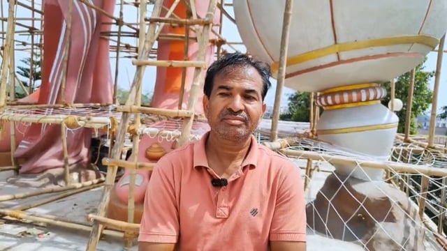 UP में 104 फीट हनुमान प्रतिमा का नवीनीकरण, हनुमान जयंती पर दिखेगा नया अवतार
शाहजहांपुर के प्रसिद्ध हनुमत धाम में स्थापित 104 फीट ऊंची विशाल हनुमान प्रतिमा का इन दिनों नवीनीकरण किया जा रहा है। आगामी हनुमान जयंती को देखते हुए प्रतिमा की रंगाई और मरम्मत का कार्य तेजी से चल रहा है।