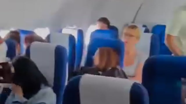 ▶️.....उड़ते प्लेन मे हो रहा बगड़.. बम्ब बम बम लहरी* 

देशी और विदेशी सभी 
भोले के भजन पर झूम रहे