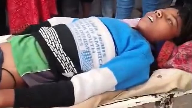 ▶️......सोशल मीडिया पर वायरल इस वीडियो को देखकर खुद को बिना कुछ लिखे रोक नहीं पाया। वीडियो कब का है, यह तो नहीं पता, लेकिन जो दिख रहा है, वह किसी भी संवेदनशील इंसान को झकझोर देने के लिए काफी है।
लखनऊ के ट्रामा सेंटर की यह तस्वीर सिर्फ एक वीडियो नहीं, बल्कि हमारी व्यवस्था का आईना है। एक मासूम बच्चा जिंदगी और मौत के बीच झूल रहा