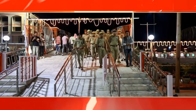 शाहजहांपुर में कानून-व्यवस्था को मजबूत बनाने के लिए पुलिस अधीक्षक ने हनुमतधाम परिसर में पुलिस बल के साथ पैदल गश्त की। इस दौरान मंदिर परिसर, आसपास के प्रमुख मार्गों और संवेदनशील स्थानों का निरीक्षण कर सुरक्षा व्यवस्थाओं का जायजा लिया गया।