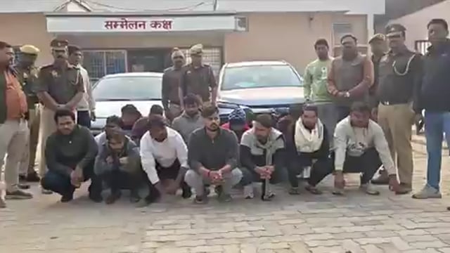 ▶️......17 गैंगस्टर..एक साथ!

आजमगढ़| 2025 में एक इंटरनेशनल गैंग ने PM किसान योजना के नाम पर  किसानों को AKP फाइल्स भेजी और उनके फोन और बैंक खाते हैक किए. 
इस गैंग ने किसानों से ₹110 करोड़ से ज्यादा की रकम उड़ा दी. पुलिस ने केस का खुलासा करते हुए 17 आरोपियों को जेल भेजा था. 
आज सभी आरोपियों को गैंगस्टर एक्ट में निरुद्ध किया गया है.