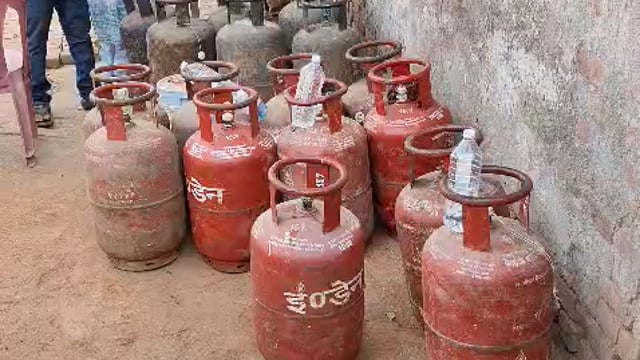 नागला रामबल में अवैध गैस रिफिलिंग का भंडाफोड़ सिलेंडरों का जखीरा बरामद