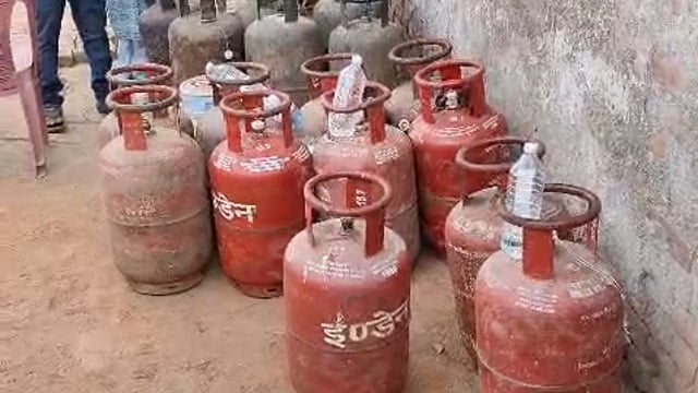 नागला रामबल में अवैध गैस रिफिलिंग का भंडाफोड़ सिलेंडरों का जखीरा बरामद