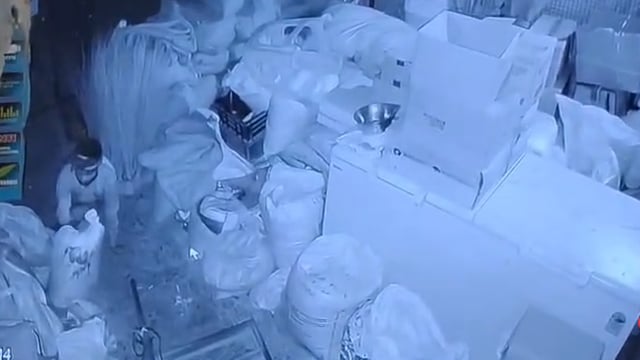 ▶️.....किराना की दुकान में चोरी, सीसीटीवी कैमरे में बोरी ले जाता साफ दिख रहा चोर*
मिल्कीपुर इनायतनगर.                 ________________
*दाल की बोरी उठा ले गया चोर।
*पुलिस को दी नामजद तहरीर दुकानदार ने शिकायती पत्र में बताया कि इससे पहले भी हुई चोरी में लाखों का सामान हो चुका है चोरी।*
बीते वर्ष 2017 में इसी दुकान से लाखों सामान की हुई थी चोरी।
दुकानदार का आरोप साक्ष्य के बाद भी पुलिस नहीं कर रही कार्रवाई।
*वही पुलिस के अनुसार तहरीर प्राप्त हुई है, सीसीटीवी फुटेज के आधार पर चोर की पहचान की जा रही*
यह पूरा मामला इनायतनगर थाना क्षेत्र के पांच नंबर चौराहा स्थिति राजू किराना स्टोर का मामला।