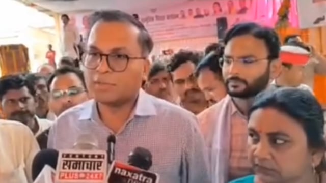 मुख्यमंत्री सामूहिक विवाह में 212 जोड़ों का विवाह सम्पन्न
शाहजहांपुर, 18 मार्च। मुख्यमंत्री सामूहिक विवाह योजना के तहत तिलहर विधानसभा क्षेत्र के निगोही स्थित आदर्श इंटर कॉलेज रामलीला मैदान में 212 नवयुगलों का विवाह संपन्न हुआ। कार्यक्रम में विधायक सलोना कुशवाहा, जिलाधिकारी धर्मेंद्र प्रताप सिंह सहित अन्य जनप्रतिनिधि मौजूद रहे। इनमें 198 हिंदू और 14 मुस्लिम जोड़ों ने विवाह किया। सभी नवदंपतियों को सुखद दांपत्य जीवन की शुभकामनाएं दी गईं।