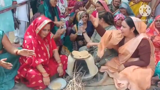 आगरा में महंगाई को लेकर गैस की समस्या को लेकर समाजवादी पार्टी के जिला अध्यक्ष उदल सिंह कुशवाह महिला मोर्चा आक्रोश