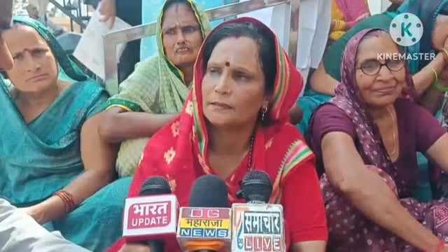 समाजवादी पार्टी की महिला मोर्चा द्वारा देश के प्रधानमंत्री के खिलाफ नारेबाजी एवं महंगाई पर आक्रोश जताते हुए जिला अधिकारी