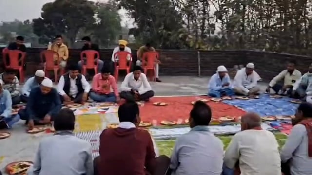 मझौवा में इफ्तार पार्टी का हुआ आयोजन, एक दूसरे को दी ईद की मुबारकबाद।