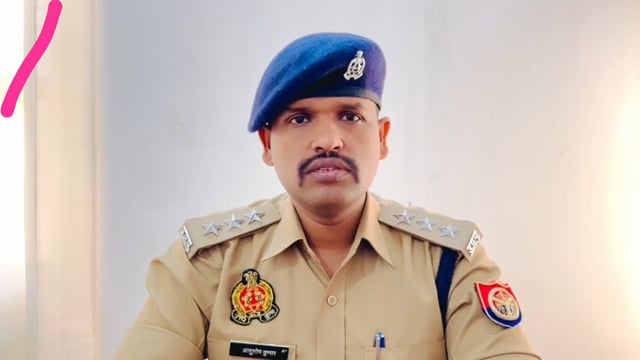 ▶️.......संदिग्ध परिस्थिति में पेड़ से लटका मिला युवक का शव* 
*बल्दीराय थाना क्षेत्र के पूरे सूबेदार मजरे बिसावां गांव में बुधवार रात एक युवक का शव चिलबिल के पेड़ से शर्ट के सहारे लटका मिलने से क्षेत्र में मचा हड़कंप*
*सूचना मिलते ही पुलिस मौके पर पहुंची और शव को कब्जे में लेकर जांच पड़ताल शुरू*