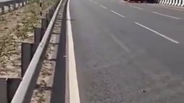 ▶️.....सतेंद्र सिंह, दरोगा जी ने आज मथुरा में 30 बच्चों की जान उस समय बचाई जब बस में आग लग गई थी और बस के नीचे से आग के गोले गिर रहे थे। 
दरोगा जी ने तेजी से जा रही बस को अपनी गाड़ी से ओवरटेक कर रोक लिया और सभी बच्चों को सुरक्षित उतार लिया
बच्चों के उतरते ही बस में आग लग गयी और बस जलकर खाक हो गयी