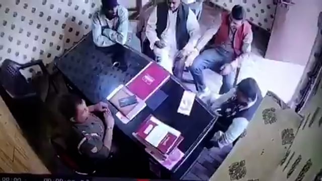 ▶️.....यूपी: आगरा में थाने के भीतर दरोगा जी ने डायरी आगंतुकों की ओर सरकाई, आगंतुकों ने डायरी में कुछ रखा और डायरी दरोगा जी की तरफ बढ़ा दी। दरोगा जी ने डायरी खोली, कुछ निकाला और रख लिया। 
"डायरी सरका सरकी" का सीन CCTV में कैद हो गया।
आम बोलचाल की भाषा में इसे रिश्वत बोलते हैं। फिलहाल आगरा की अछनेरा कोतवाली के SSI साहब सस्पेंड हो गए हैं।