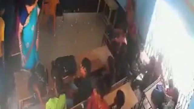 ▶️.....जौनपुर के एक सरकारी स्कूल में हेड मास्टर (प्रिंसिपल) और सहायक अध्यापिका के बीच कक्षा के अंदर ही विवाद हो गया।
बताया जा रहा है कि दोनों के बीच किसी बात को लेकर बहस इतनी बढ़ी कि मामला हाथापाई तक पहुँच गया। घटना के बाद प्रिंसिपल ने सहायक अध्यापिका के खिलाफ थाने में तहरीर दी है और अब मामला पुलिस तक पहुँच चुका है