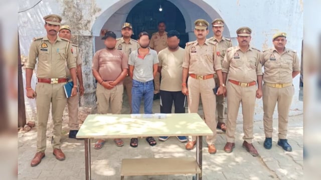 पिनाहट।नकली चांदी के सिक्कों के साथ 3 गिरफ्तार।
14 सिक्के और 839 ग्राम ईंट बरामद।
चंबल मार्ग से पुलिस को सफलता, मुकदमा दर्ज। कर की कार्रवाई