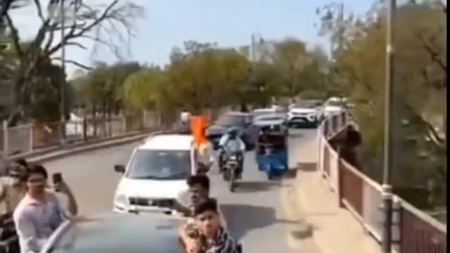 शाहजहांपुर में रील के जुनून में  कानून की धज्जियाँ उड़ाते, हूटर बजाते काफिले और सनरूफ से लटकते रीलबाज