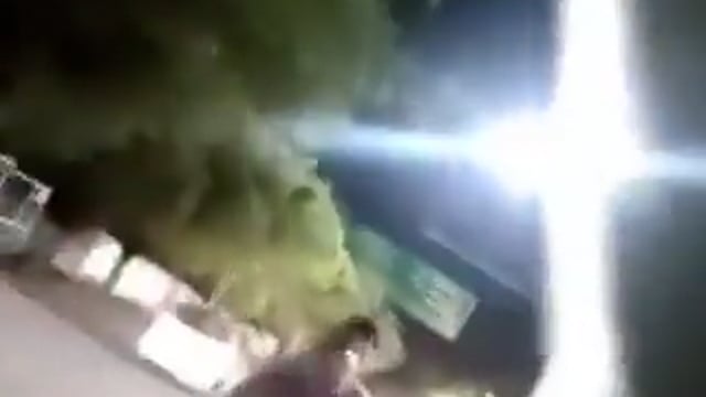 उत्तराखंड –
हल्द्वानी में रात में घर लौट रहे भाई–बहन का बाइक सवार 2 युवकों ने पीछा किया और हाथ मारकर परेशान किया। बहन चिल्लाती रही, भाई बाइक दौड़ाता रहा। पुलिस ने 2 आरोपी अजय फर्त्याल और अजय सिंह थापा को गिरफ्तार किया।