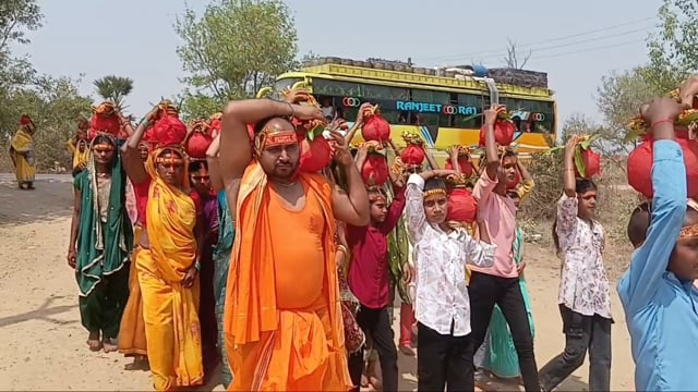 नवरात्रि पूजन के अवसर पर कलश यात्रा का आयोजन