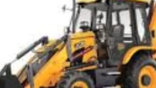 खनन की गलत सूचना पर प्रशासन ने पकड़ी जेसीबी, पटिहन रोड पर प्लाॅट में मिट्टी समतलीकरण का हो रहा था कार्य