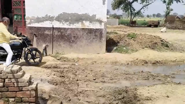 रास्ते को लेकर ग्रामीण बैठे धरने पर