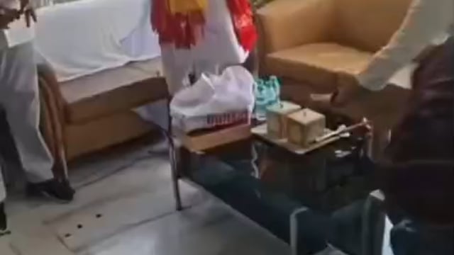 आगरा में सियासी हलचल तेज पीएलसी कंपनी के मालिक वी राज्यसभा सांसद नवीन जैन के सामने बीजेपी महानगर मंत्री अनिल सरस्वर का द