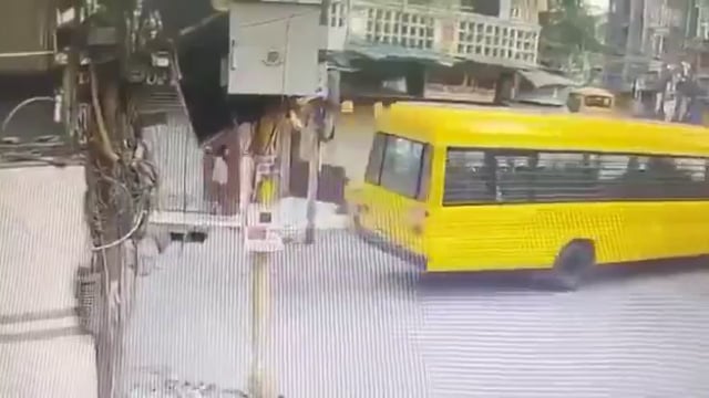 ▶️......दिल्ली - कृष्णा नगर इलाके में दिनदहाड़े लूट की वारदात सामने आई, कनिका मेहता अपनी छोटी बेटी को स्कूल बस तक छोड़ने गई थीं, तभी स्कूटी के पास लौटते समय चार बदमाशों ने उन्हें घेर लिया
बदमाशों ने सोने का कंगन उतारने को कहा और विरोध करने पर पिस्टल की बट से सिर पर वार कर उन्हें घायल कर दिया, इसके बाद आरोपी जबरन कंगन लूटकर फरार हो गए
घटना का वीडियो सामने आया है जिसमें एक राहगीर मदद के लिए रुकता दिखता है, लेकिन बदमाश उसे पिस्टल दिखाकर भगा देते हैं