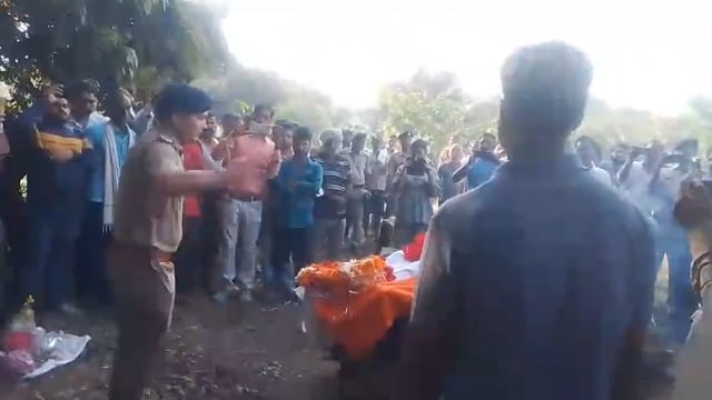 ▶️.......पुलिस आरक्षक को दी गई भावपूर्ण श्रद्धांजलि!*
सतना। सतना जिले के थाना रामपुर बाघेलान में बेला चौकी के अंतर्गत 112 डायल वाहन में तैनात आरक्षक विकास चतुर्वेदी की सड़क दुर्घटना में हुई मौत,जिनका पार्थिव शरीर रीवा जिले के उनके गृह ग्राम पथरी पहुंचा, जिनका अंतिम संस्कार आज उनके गृह ग्राम पथरी में किया गया, पुलिस आरक्षक के अंतिम संस्कार में रामपुर थाना प्रभारी संदीप चतुर्वेदी एवं बेला चौकी प्रभारी इन्द्रबली सिंह सहित रामपुर पुलिस कर्मचारी ने उनके गृह ग्राम पथरी पहुंच कर भावपूर्ण श्रद्धा सुमन श्रद्धांजलि अर्पित किया!
*विनम्र श्रद्धांजलि*