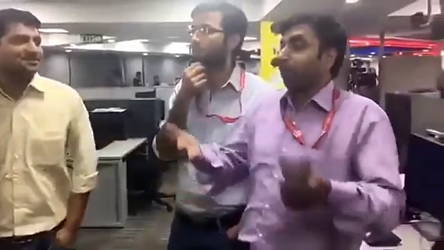 ▶️.....करीब 10 साल हो गए, लेकिन ये वीडियो आज भी पहली बार जैसा ही हंसा देता है।
स्वेता सिंह की डिटेलिंग कमाल की थी। 
स्वेता सिंह ने नोटों में लगी चिप के बारे में समझाया था