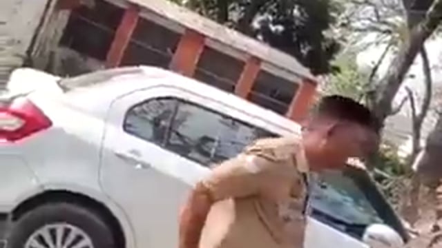 ▶️.....एक और दरोगा घुस लेते पकड़ा गया 👇
आप घूसखोरी की सेटिंग देखिए. यूपी के फर्रुखाबाद में महिला दरोगा सुधा पाल को रिश्वत लेनी थी.
मैडम सुधा ने ड्राइवर को सेट किया. ड्राइवर घुस ले 7000 रुपये लेने गया. पैसा देने वाले ने मुस्कुराते हुए ड्राइवर को पैसा दिया और वीडियो बना ली.
अब वीडियो के आधार पर महिला दरोगा सुधा पाल सस्पेंड हो गई हैं.