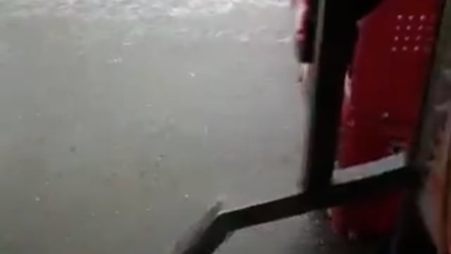 ▶️......यूपी के लखनऊ में झमाझम बारिश के बीच बरसे ओले, बिन मौसम बारिश के बाद सड़कों पर लगा जाम।